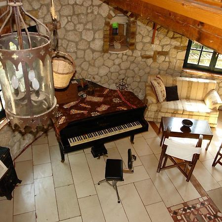 Musician'S Round House & Castello Villa Vatos Exterior photo