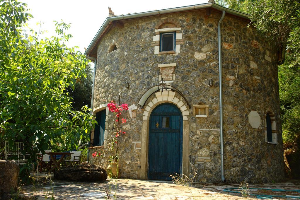 Musician'S Round House & Castello Villa Vatos Exterior photo