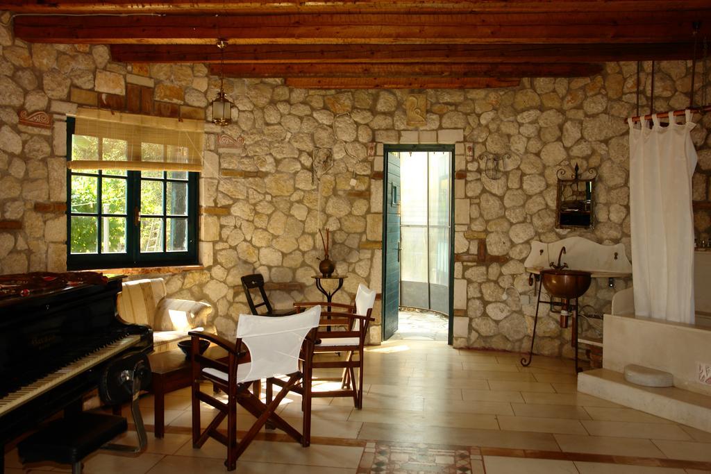 Musician'S Round House & Castello Villa Vatos Exterior photo