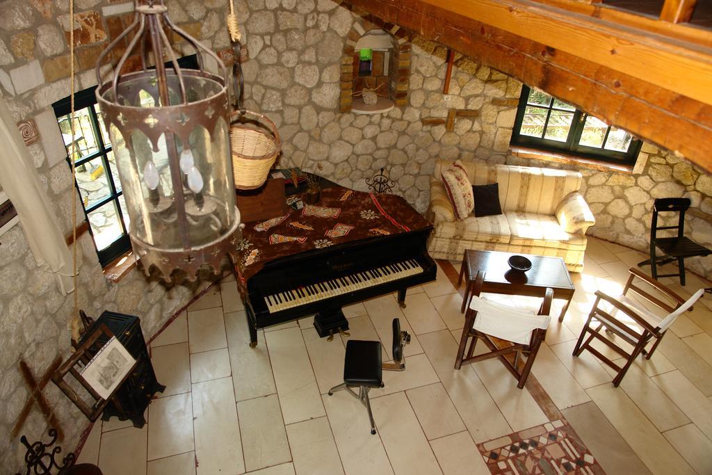 Musician'S Round House & Castello Villa Vatos Exterior photo